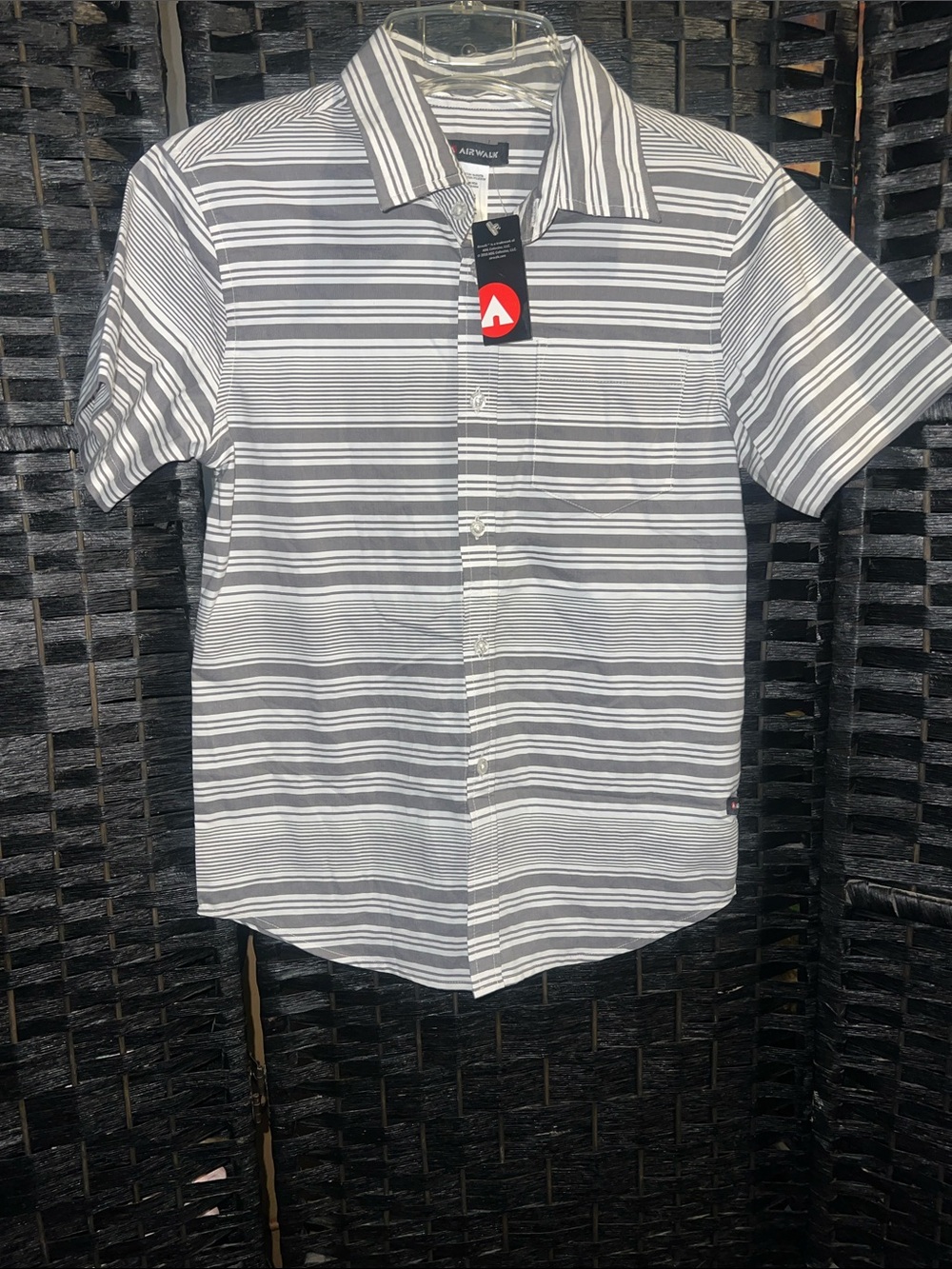 Airwalk youth M 12/14  Gray & White Striped Short Sleeve Button-Up Shirt nwt